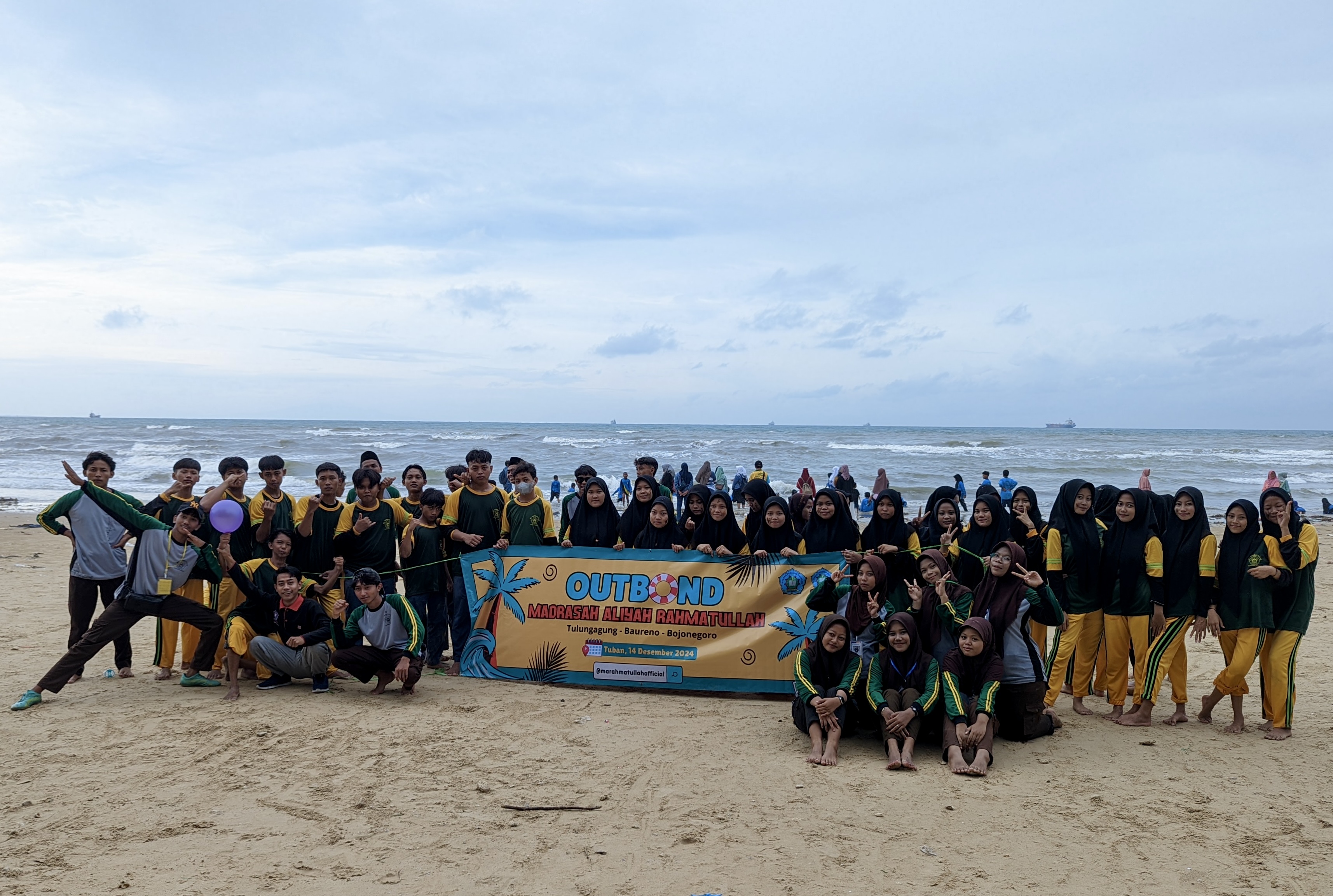 PERERAT KEKOMPAKAN: MA RAHMATULLAH GELAR OUTBOUND DI PANTAI